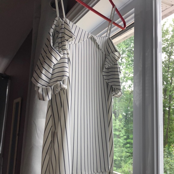 Lightweight, beautiful off the shoulder shirt - Picture 3 of 5